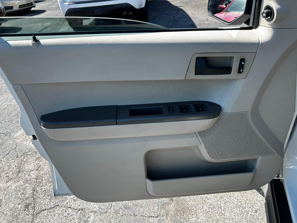 2009 Ford Escape XLS photo