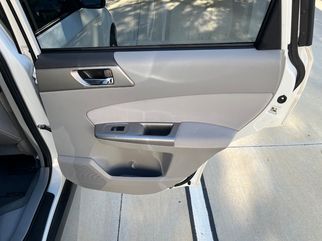 2010 Subaru Forester 2.5X Limited photo