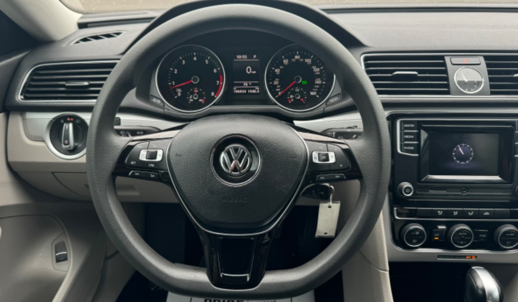 2016 Volkswagen Passat S photo
