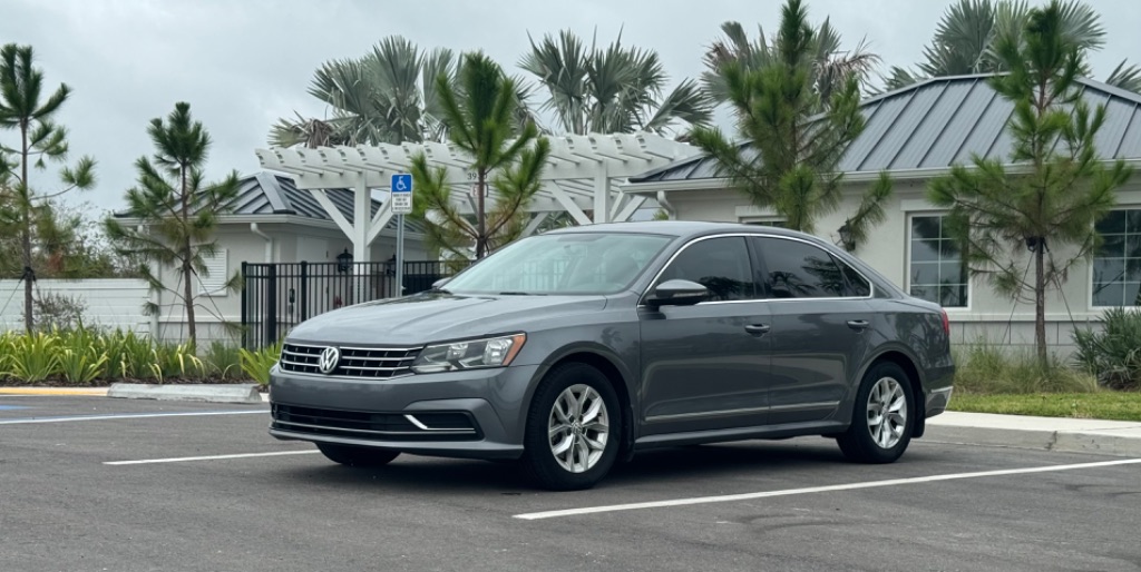 2016 Volkswagen Passat S photo