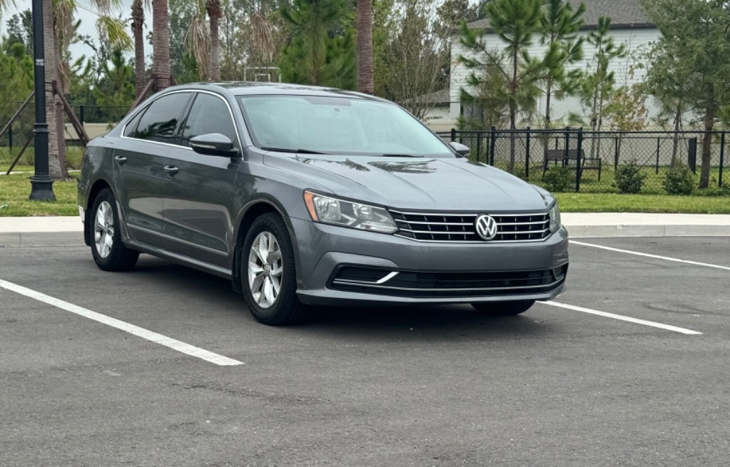 2016 Volkswagen Passat S photo