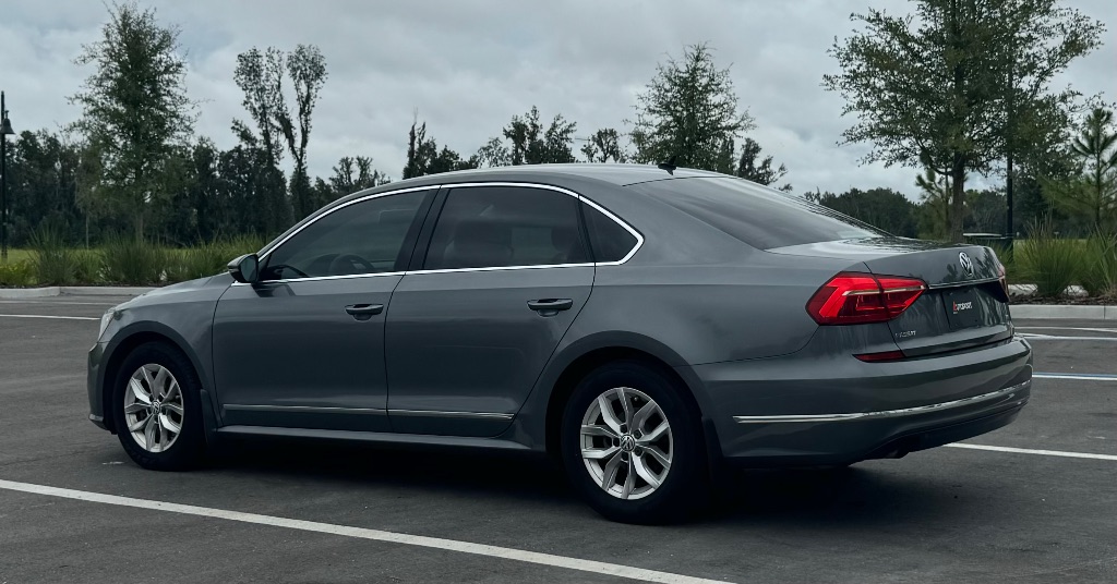 2016 Volkswagen Passat S photo