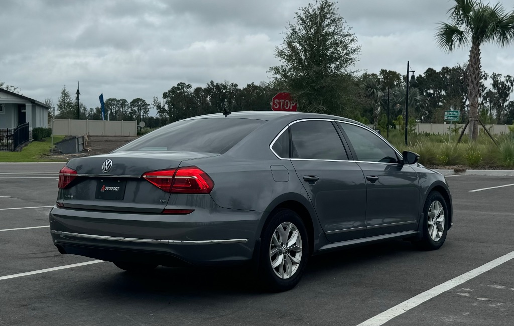 2016 Volkswagen Passat S photo
