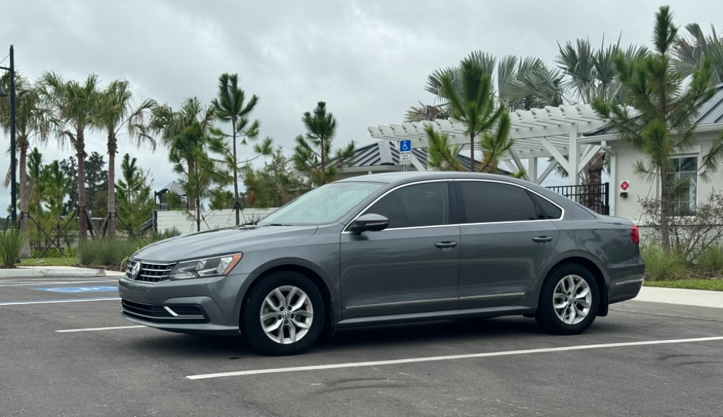 2016 Volkswagen Passat S photo