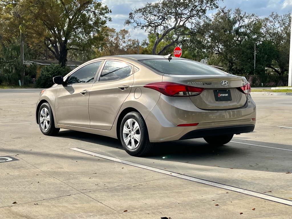 2016 Hyundai Elantra SE photo