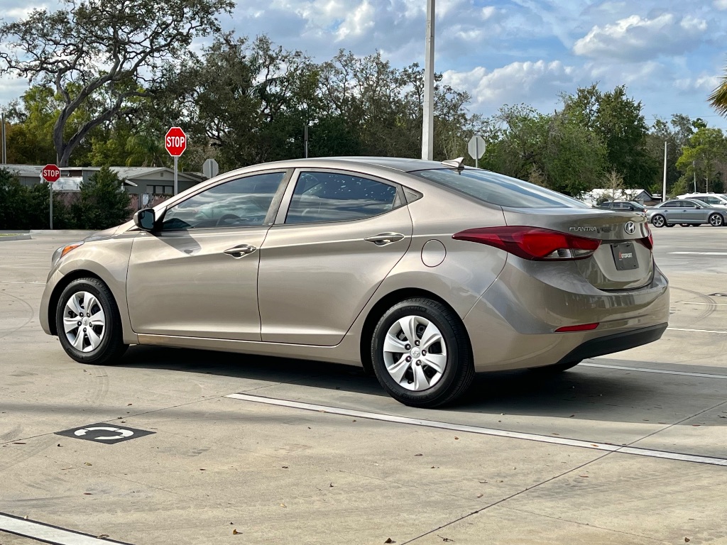 2016 Hyundai Elantra SE photo