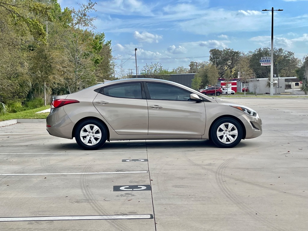 2016 Hyundai Elantra SE photo