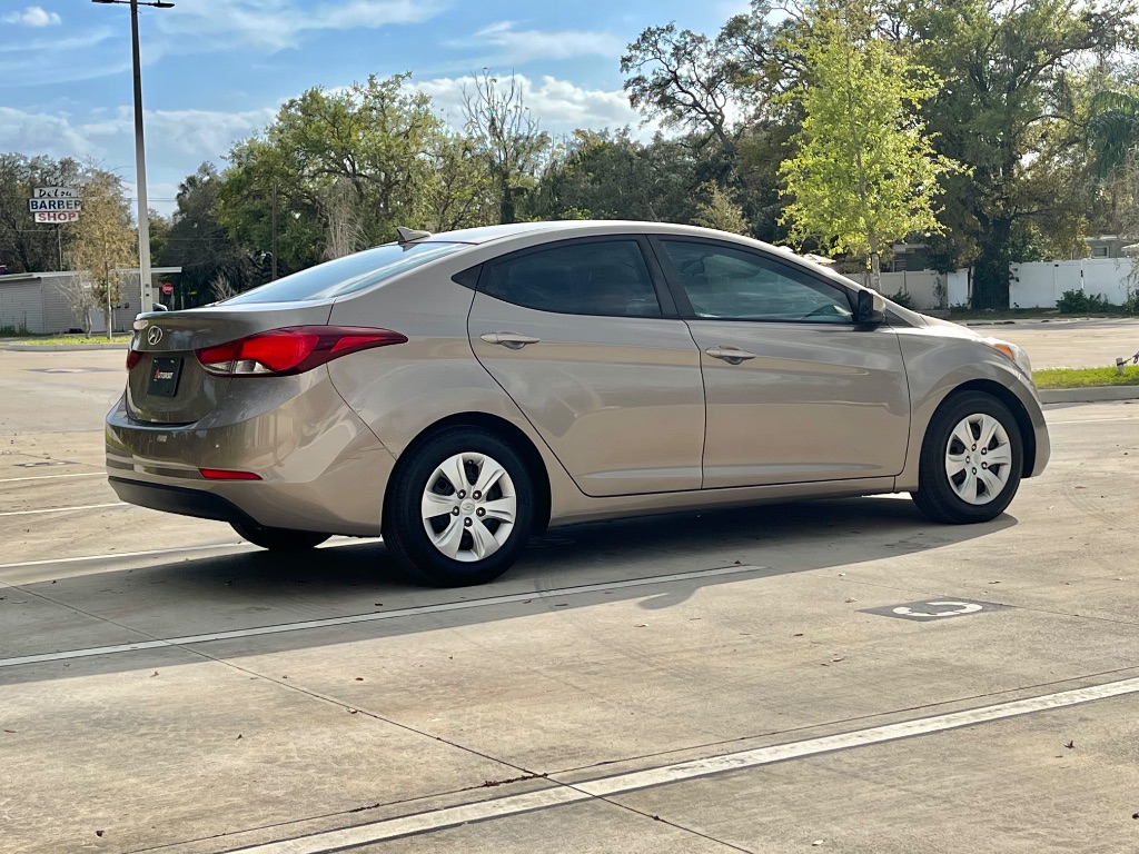 2016 Hyundai Elantra SE photo