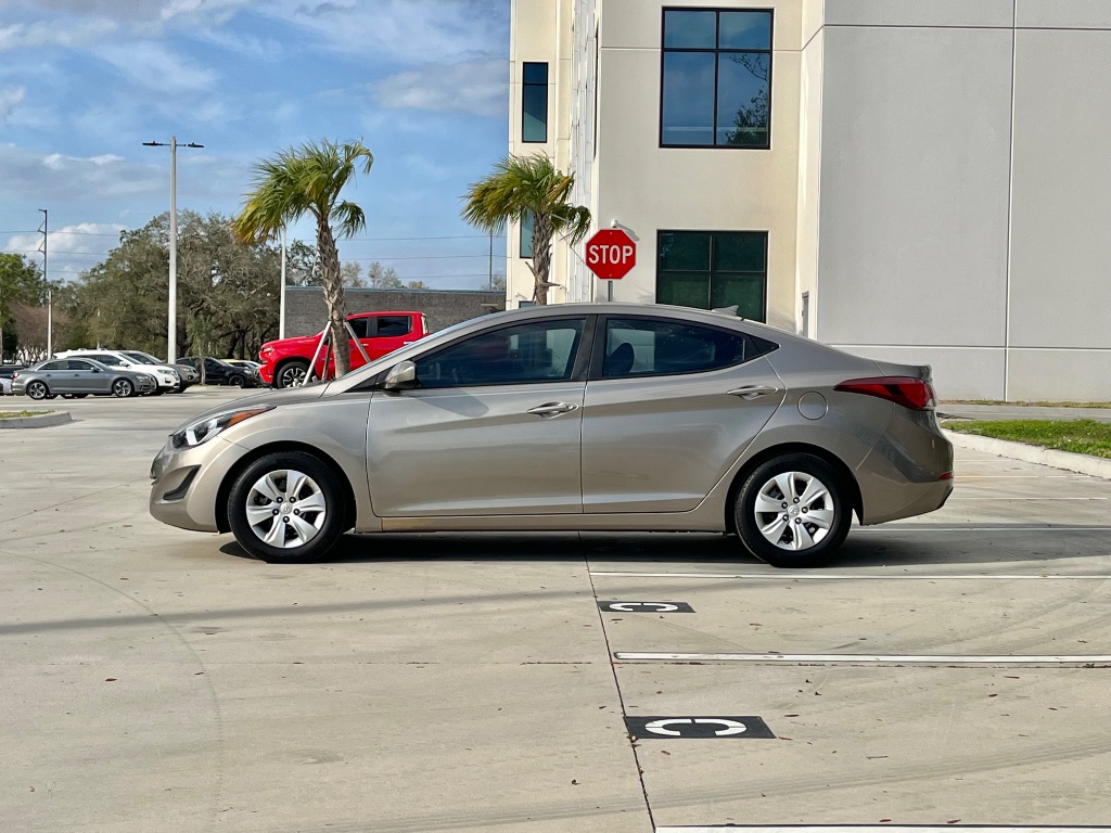 2016 Hyundai Elantra SE photo