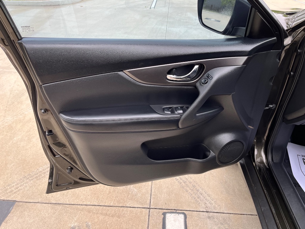 2016 Nissan Rogue - $9,295