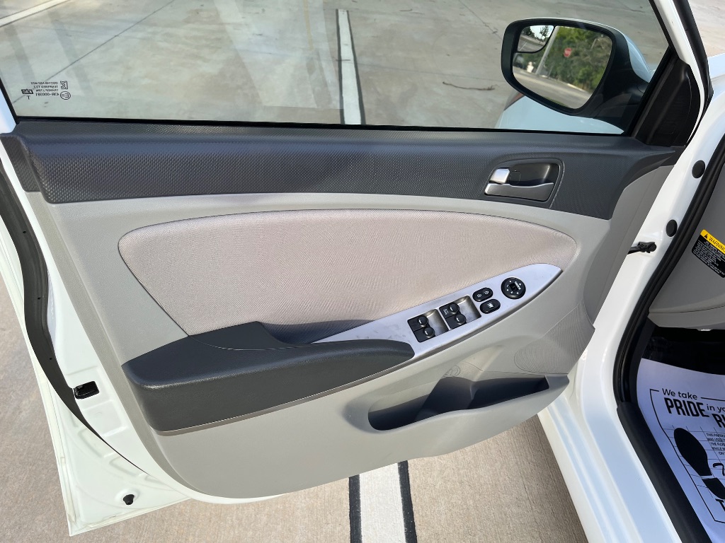 2016 Hyundai Accent SE photo