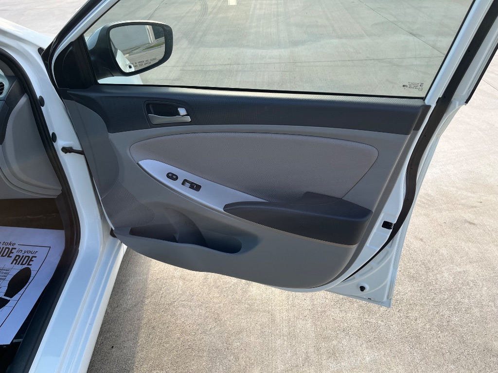 2016 Hyundai Accent SE photo