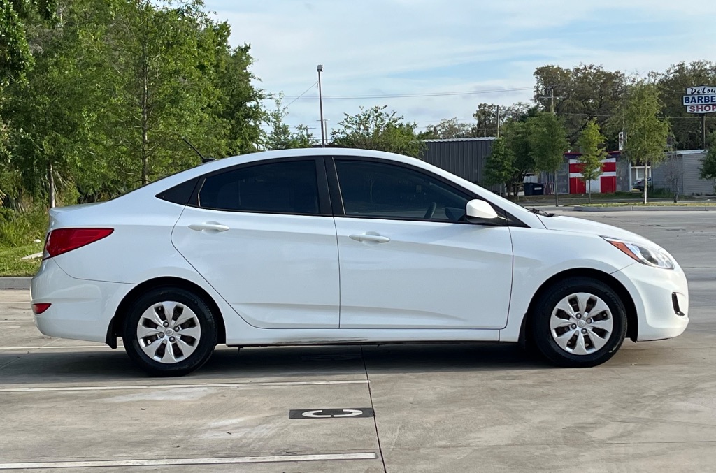 2016 Hyundai Accent SE photo