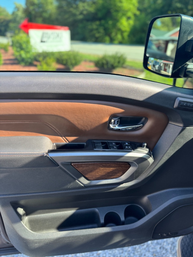 2016 Nissan Titan XD Platinum photo