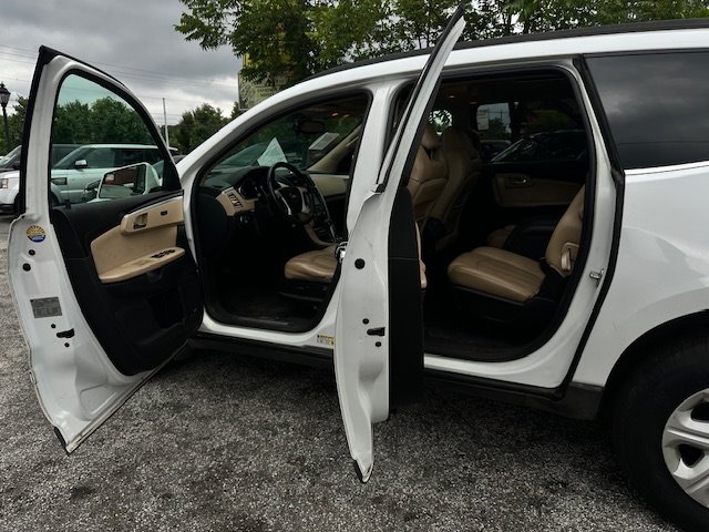2010 Chevrolet Traverse LTZ photo