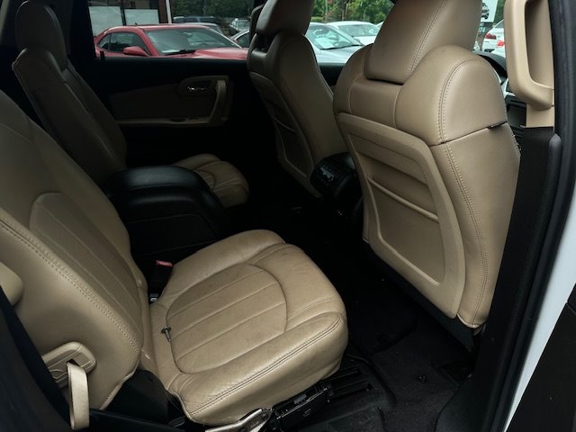 2010 Chevrolet Traverse LTZ photo