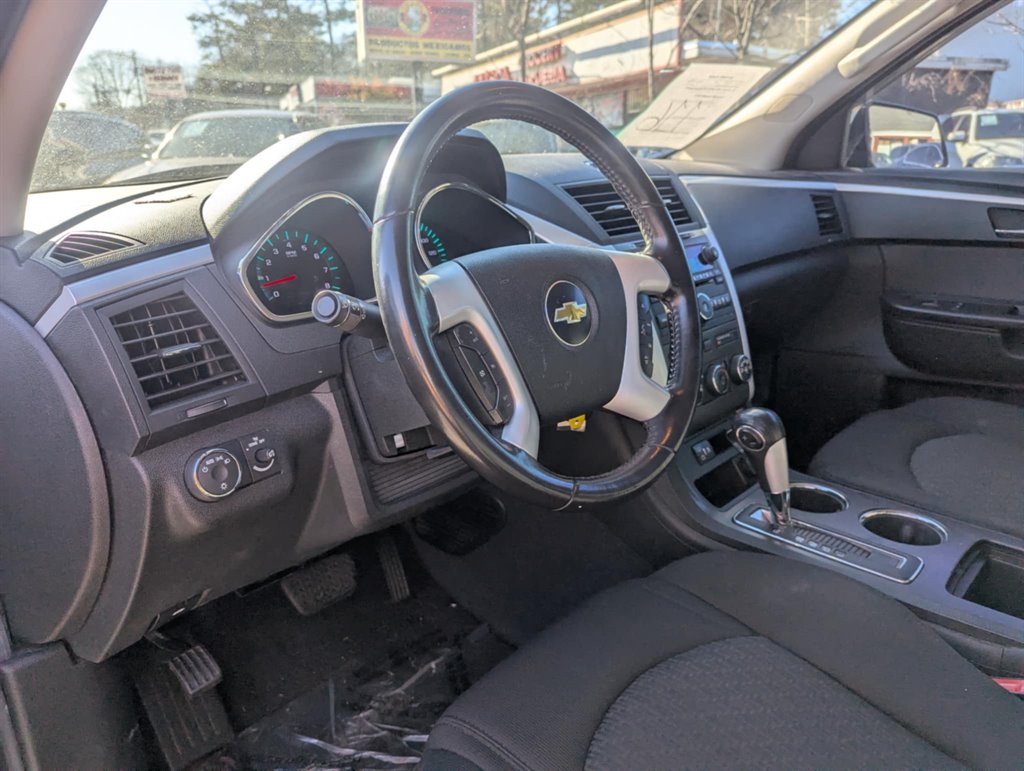 2011 Chevrolet Traverse LT photo