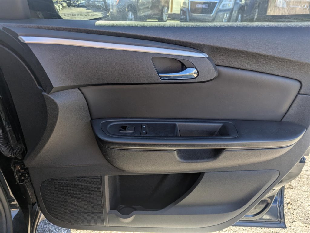 2011 Chevrolet Traverse LT photo