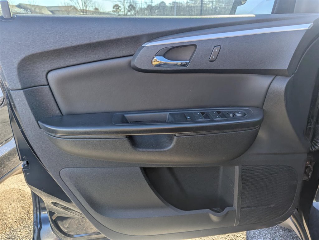 2011 Chevrolet Traverse LT photo