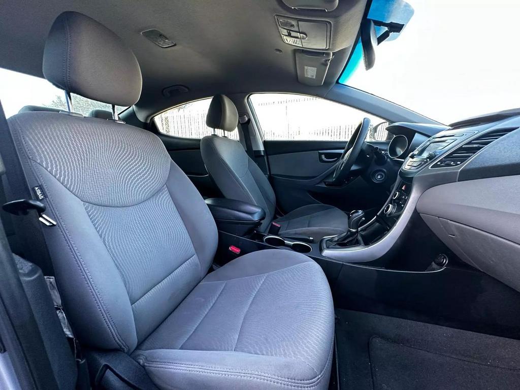 2015 Hyundai Elantra SE Sedan 4D photo