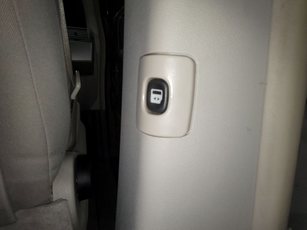 2010 Chrysler Town And Country - $5,895
