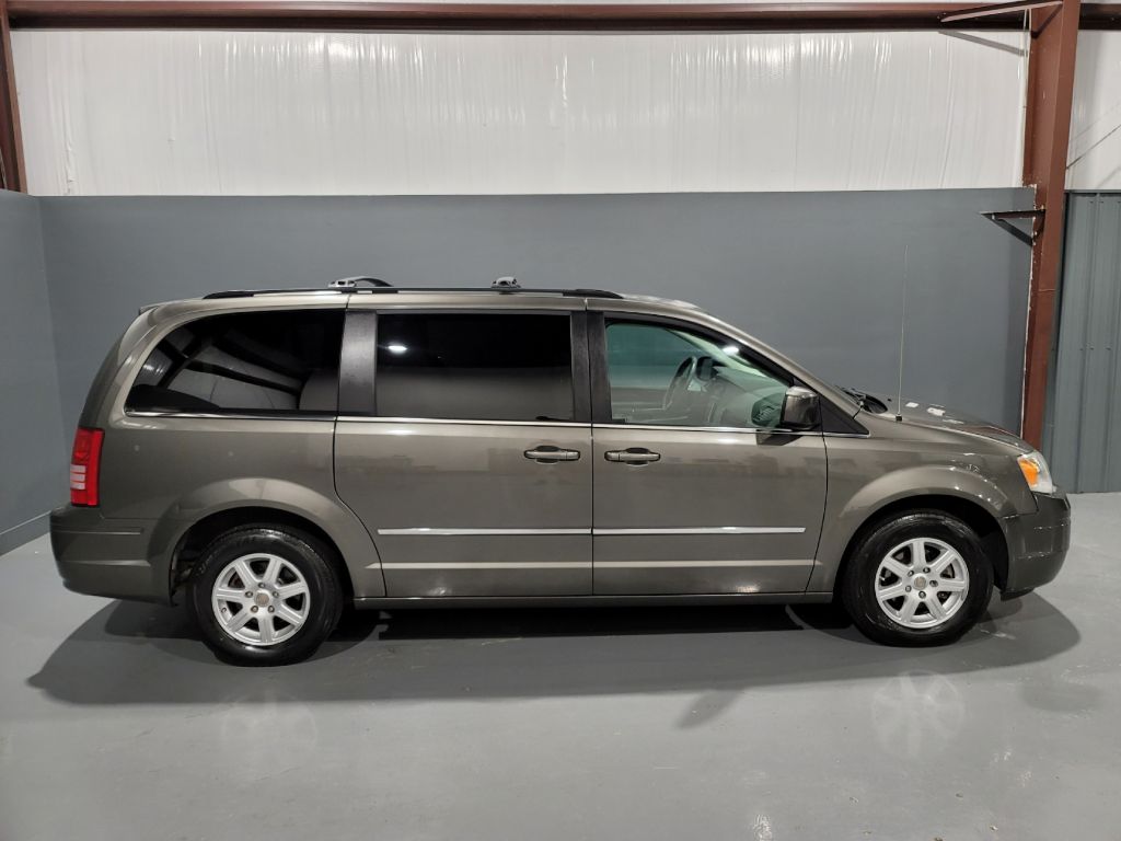 2010 Chrysler Town And Country - $5,895