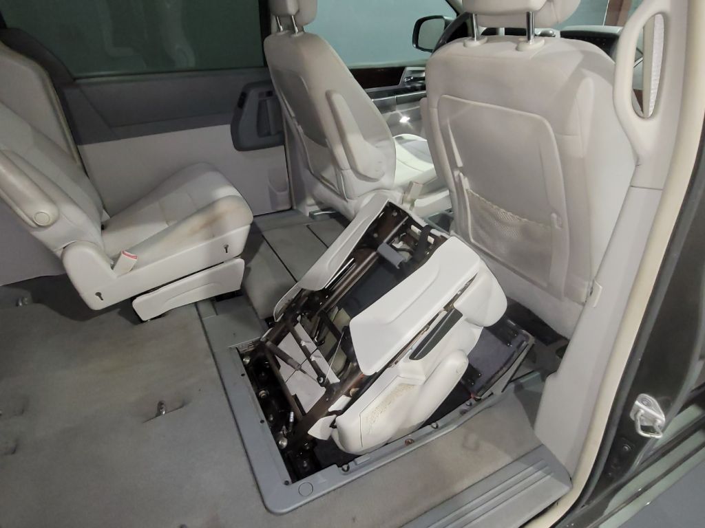 2010 Chrysler Town And Country - $5,895