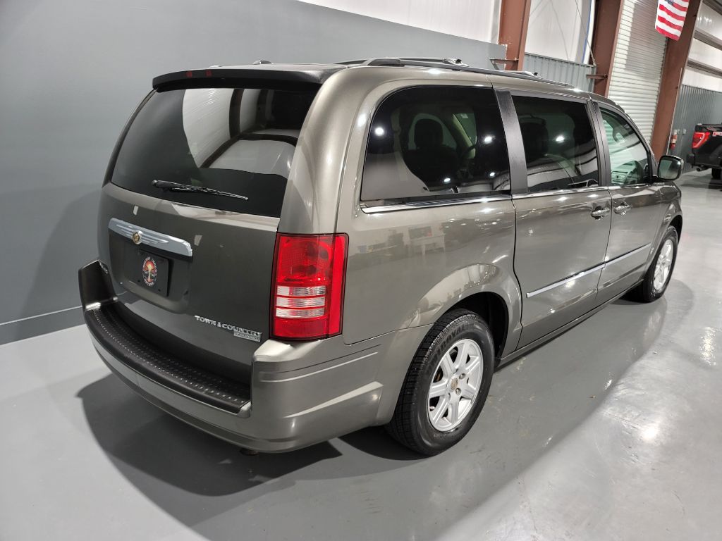 2010 Chrysler Town And Country - $5,895