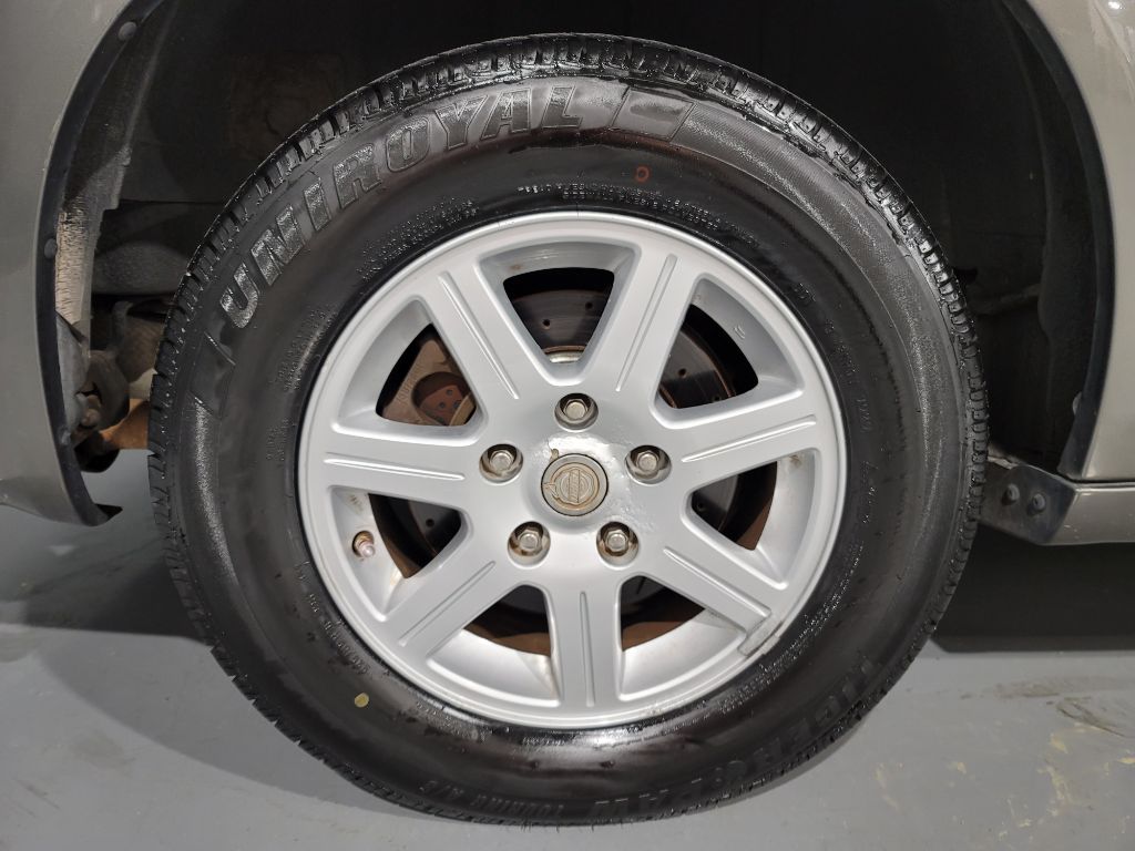 2010 Chrysler Town And Country - $5,895