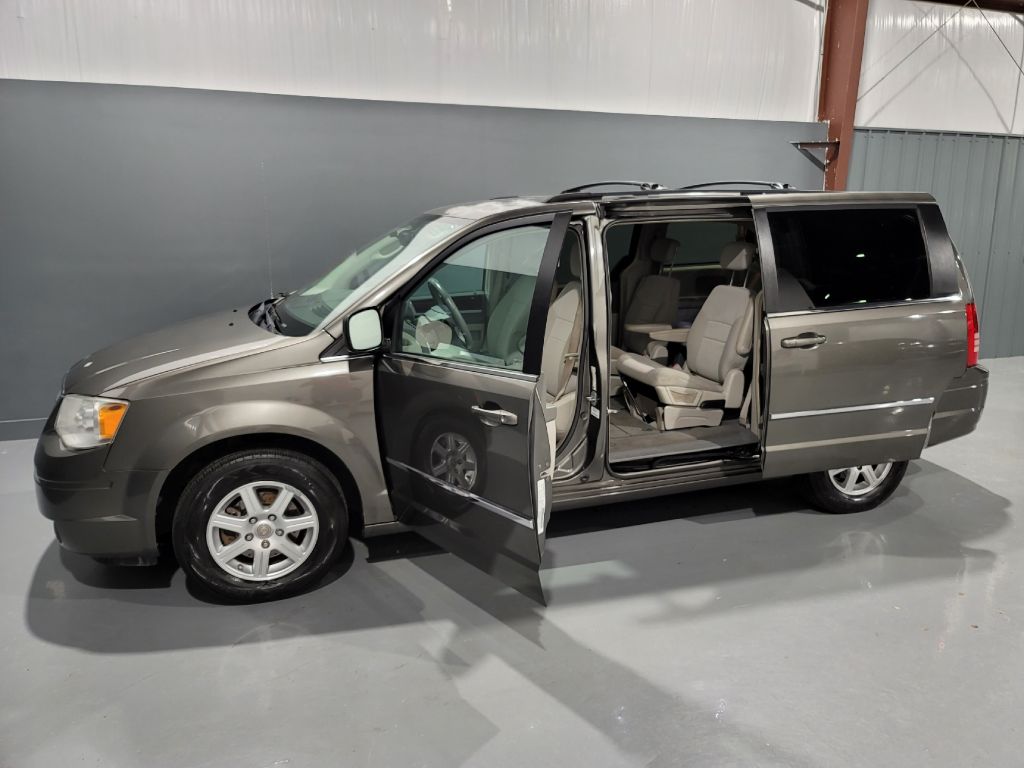 2010 Chrysler Town And Country - $5,895