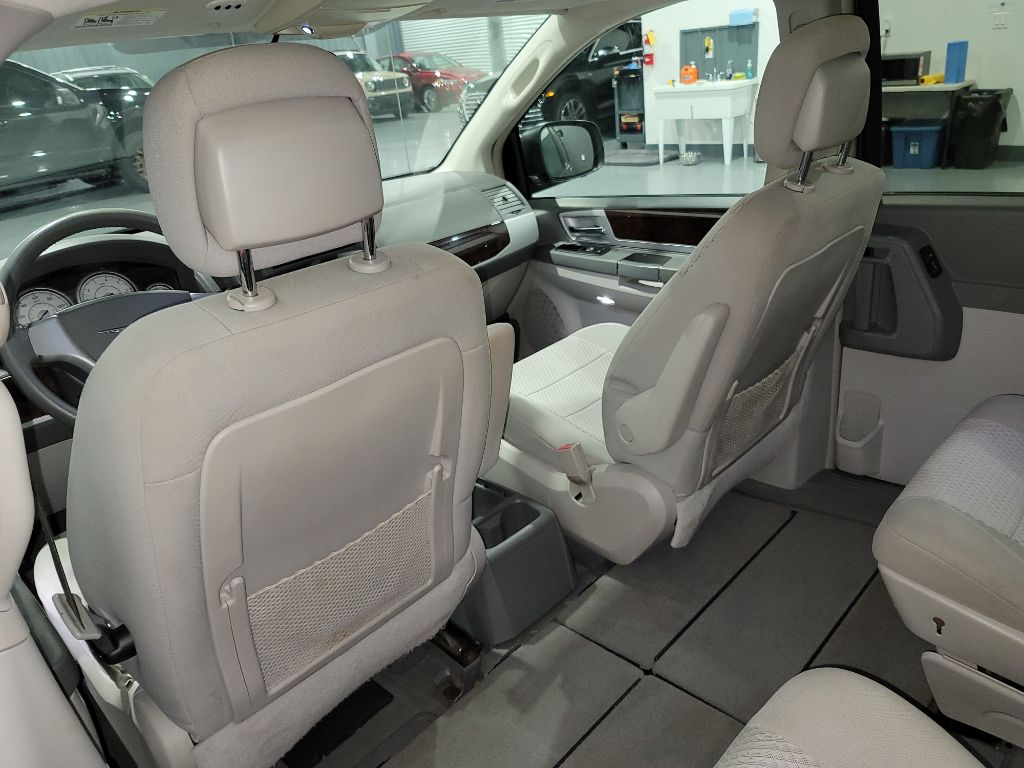 2010 Chrysler Town And Country - $5,895