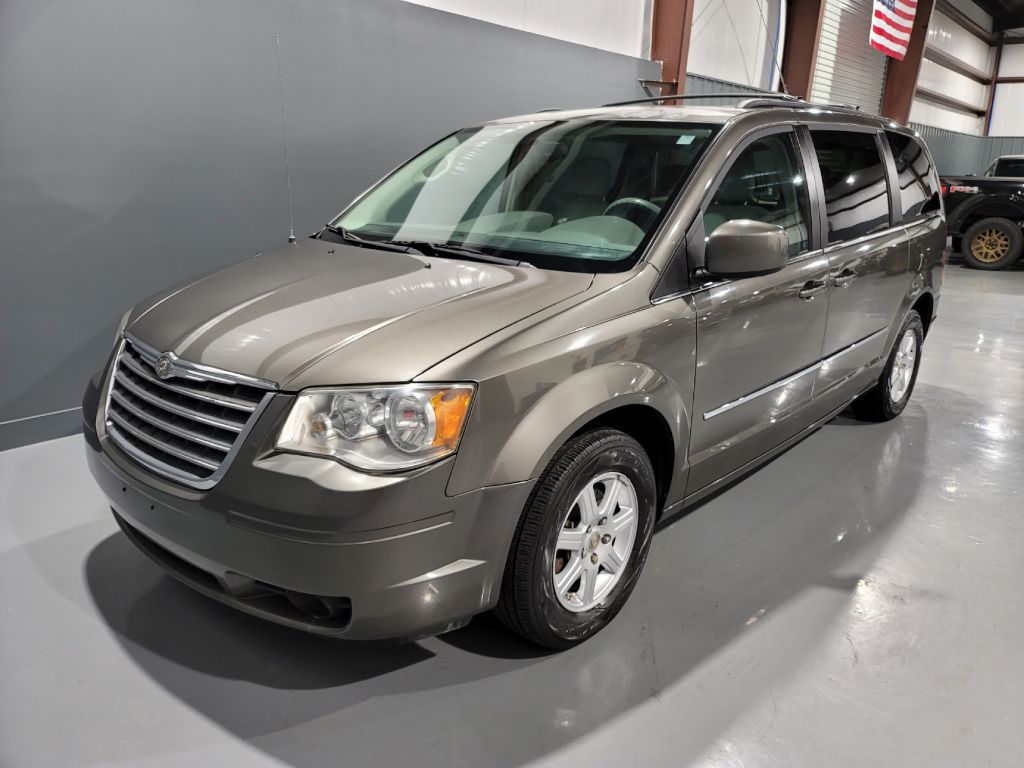 2010 Chrysler Town And Country - $5,895