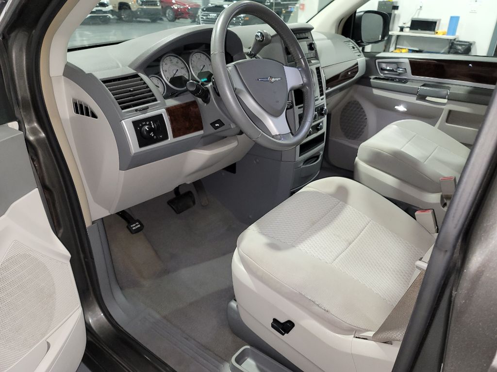 2010 Chrysler Town And Country - $5,895