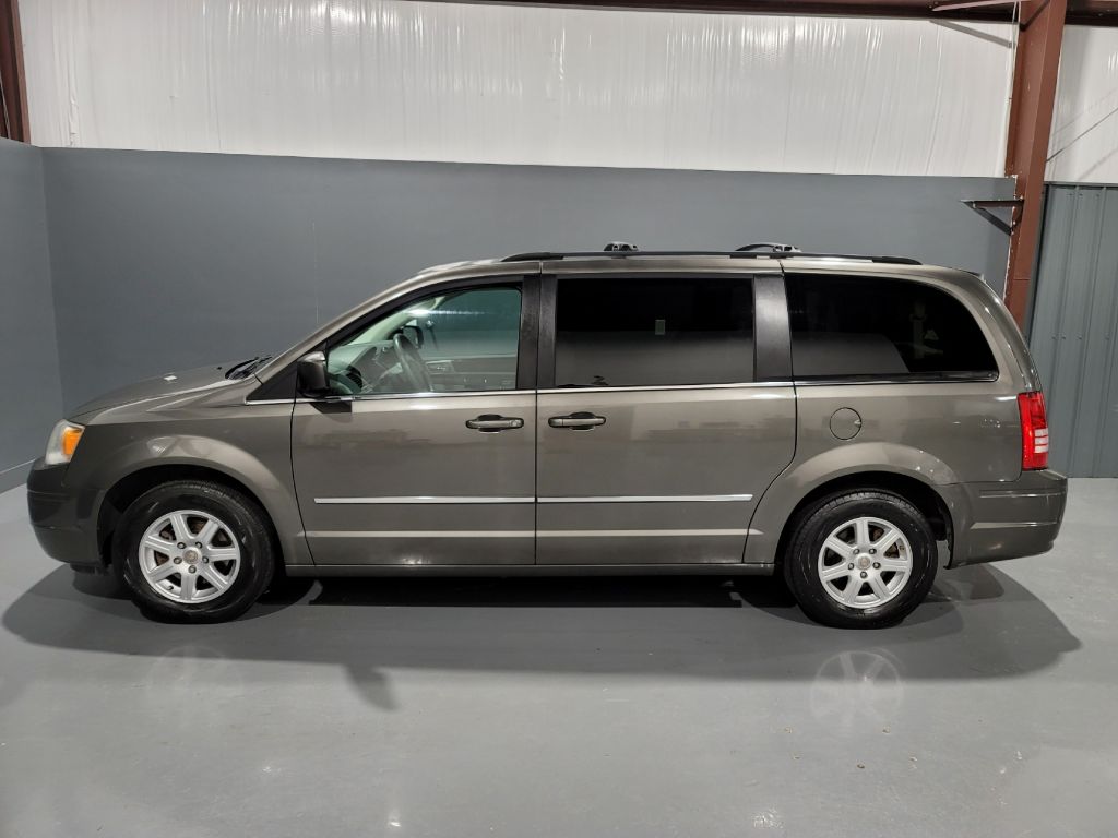 2010 Chrysler Town And Country - $5,895