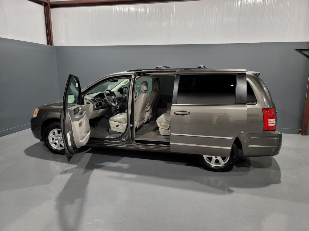 2010 Chrysler Town And Country - $5,895