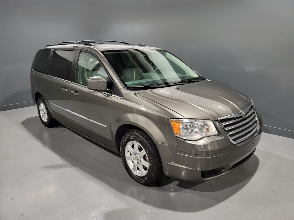 2010 Chrysler Town And Country - $5,895