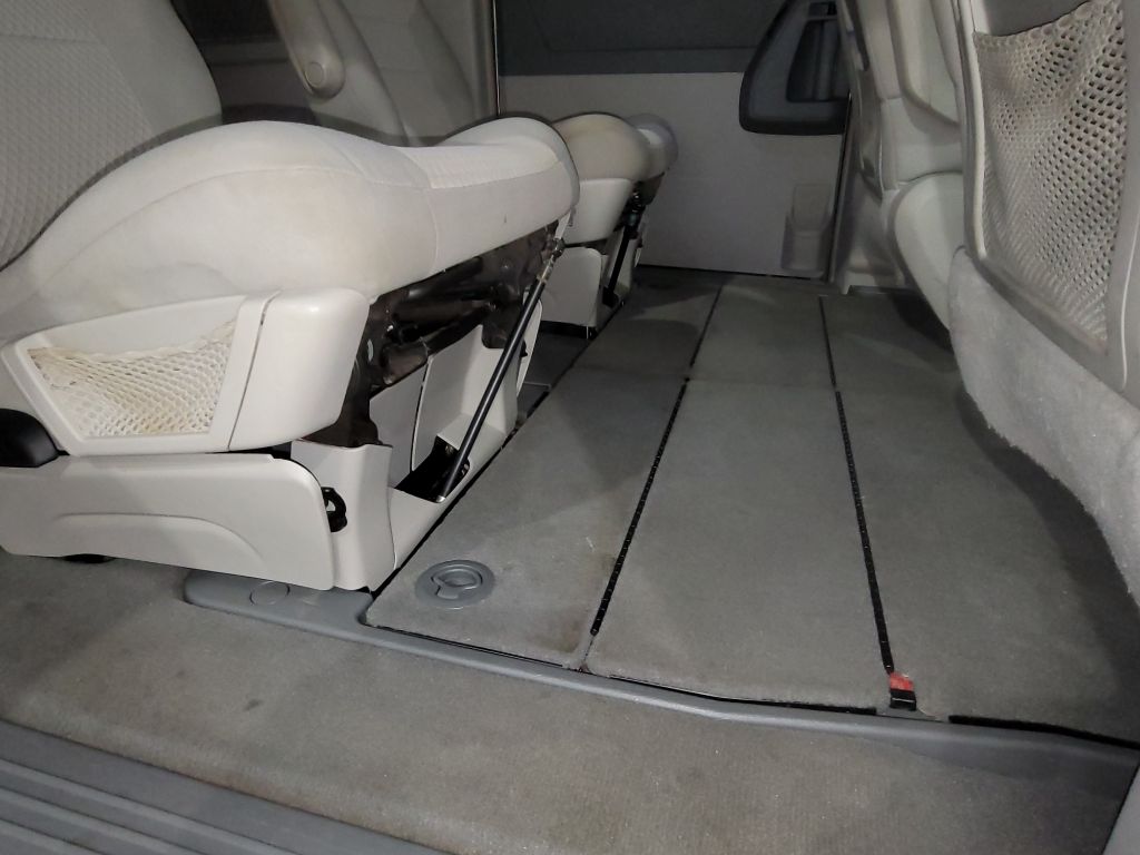 2010 Chrysler Town And Country - $5,895