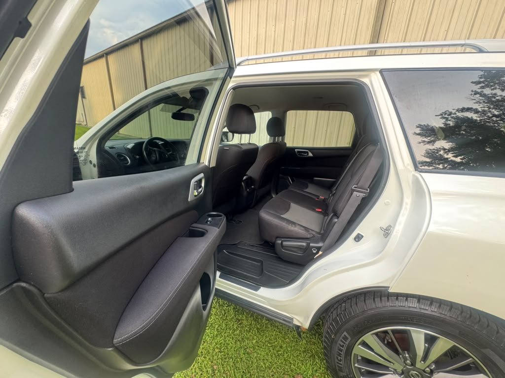 2017 Nissan Pathfinder - $7,300