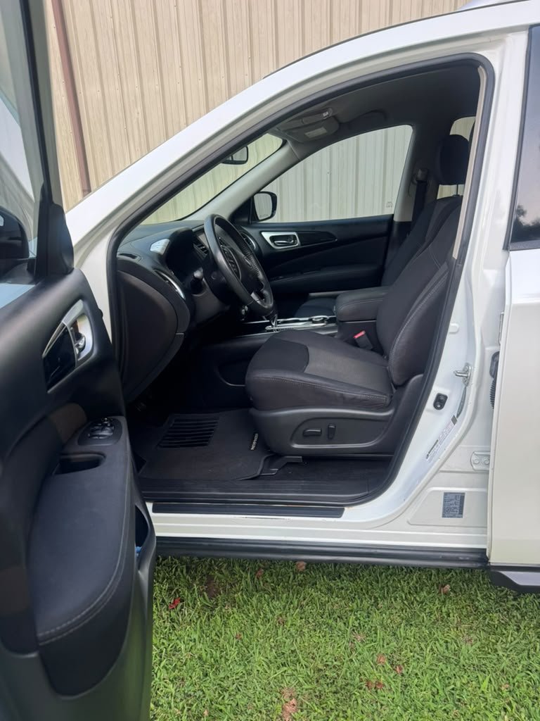 2017 Nissan Pathfinder - $7,300