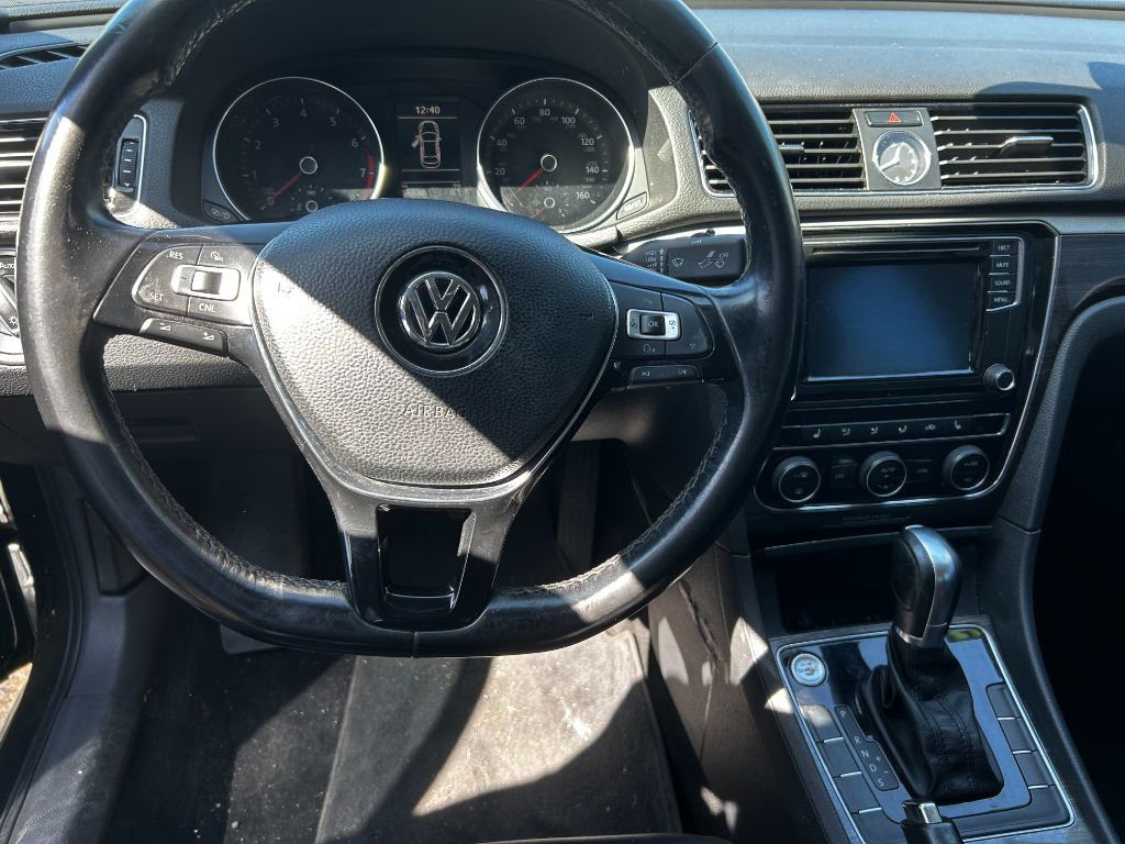 2017 Volkswagen Passat SE photo