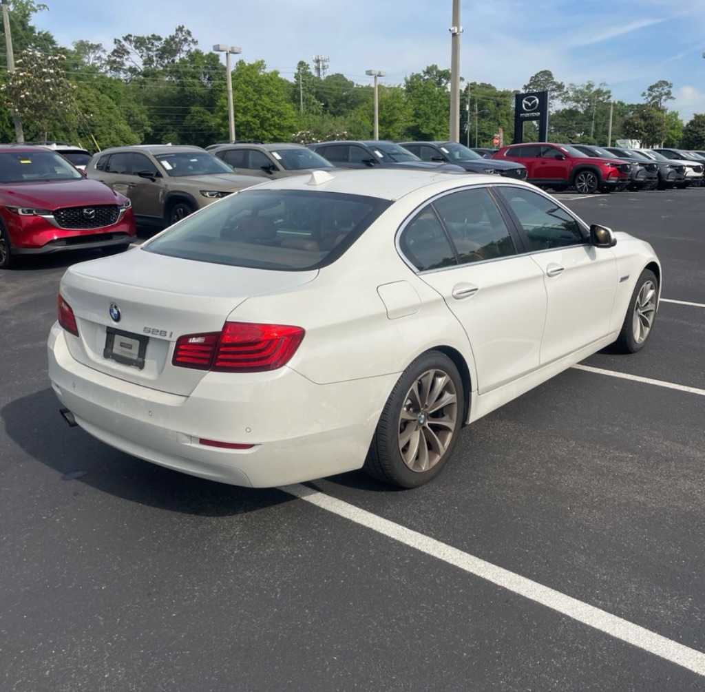 2016 BMW 5-Series 528i photo