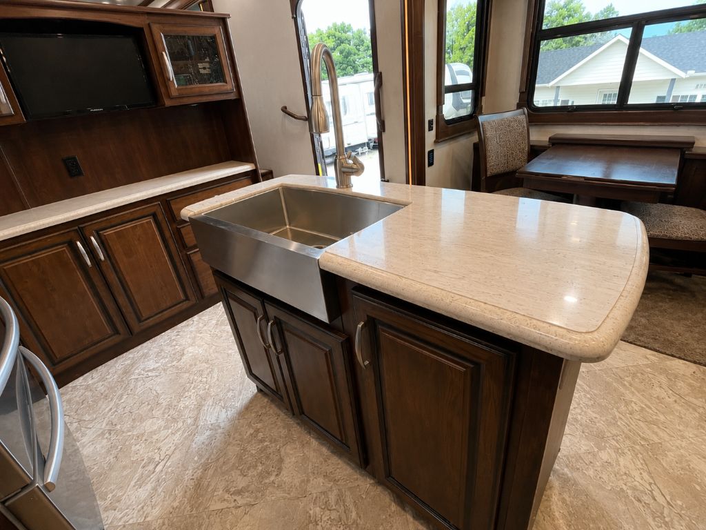 2019 HEARTLAND LANDMARK 365  - $44,995