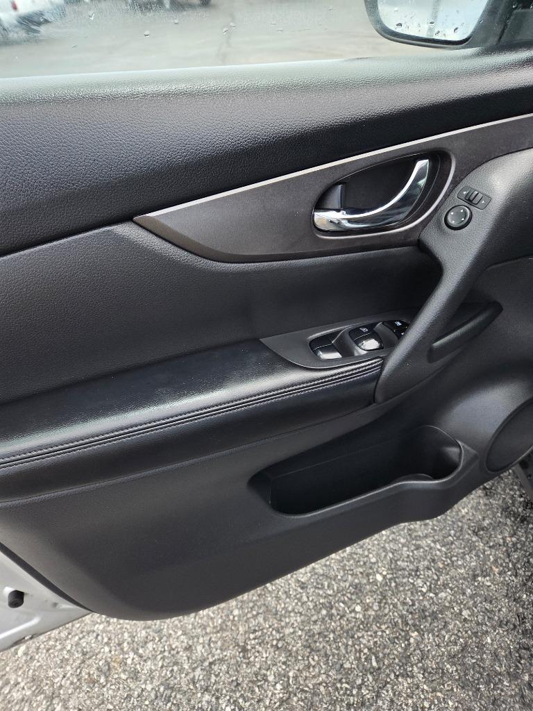 2016 Nissan Rogue - $12,995