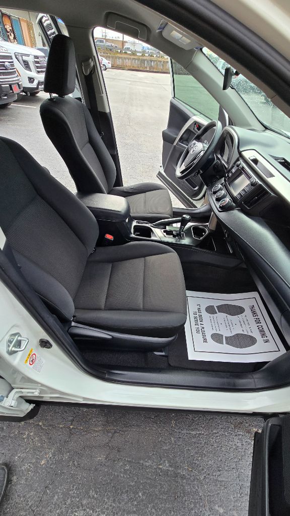 2017 Toyota RAV4 LE photo