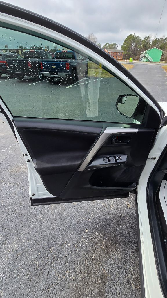 2017 Toyota RAV4 LE photo