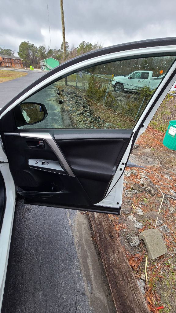 2017 Toyota RAV4 LE photo