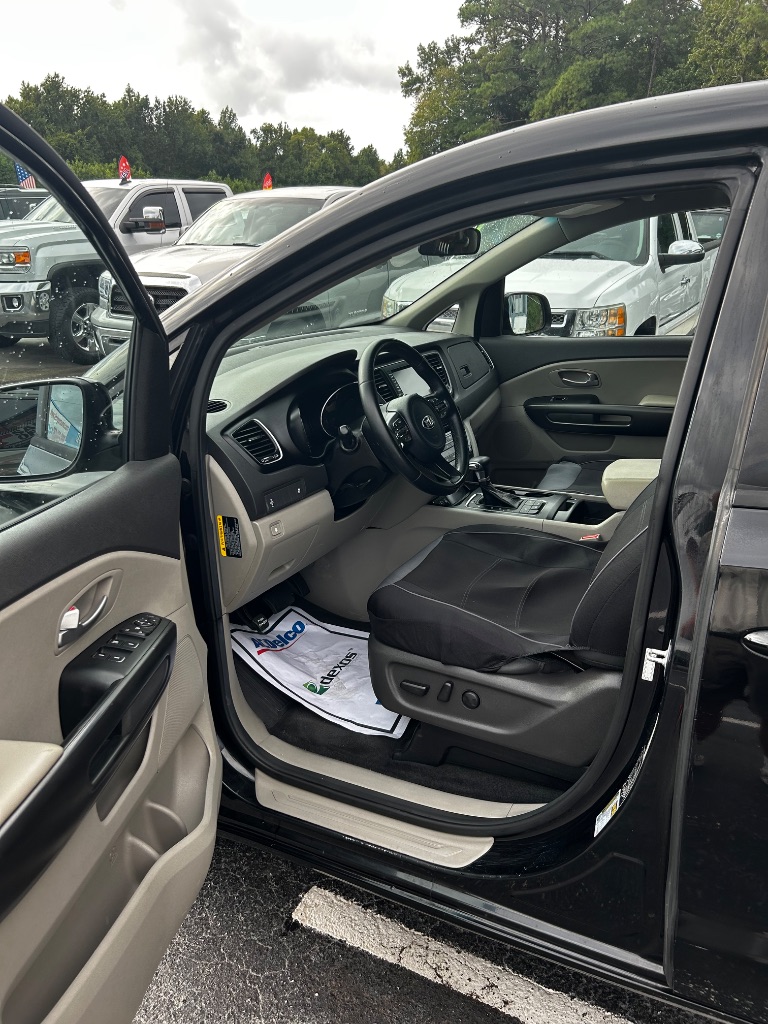 2017 Kia Sedona - $9,400