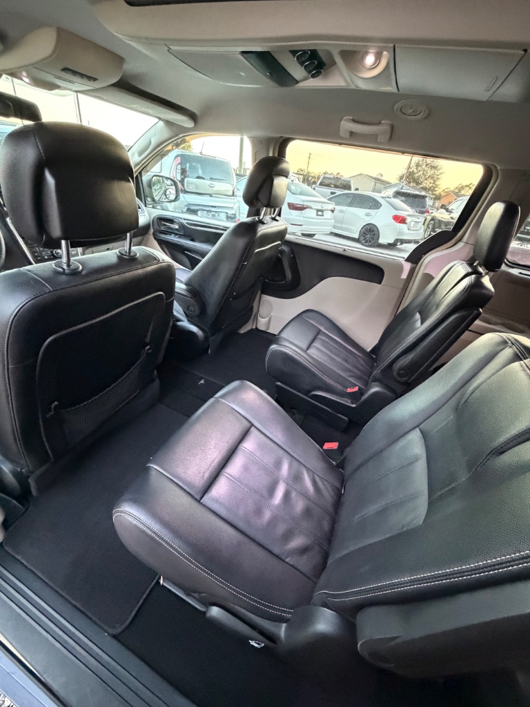 2015 Chrysler Town And Country - $10,900