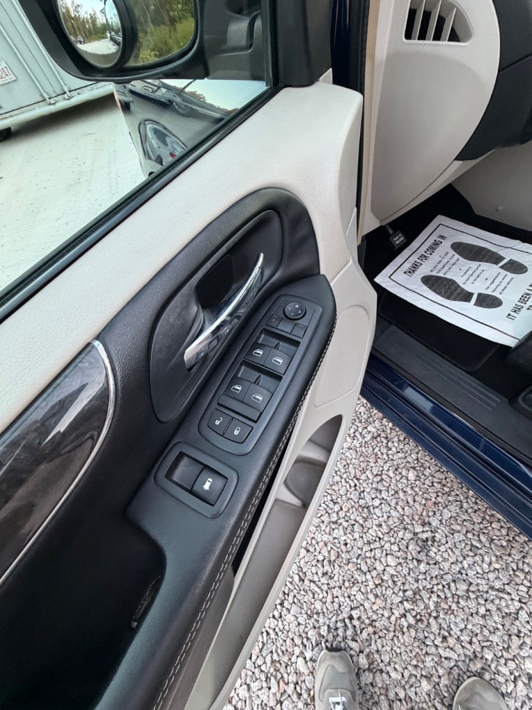 2015 Chrysler Town And Country - $10,900