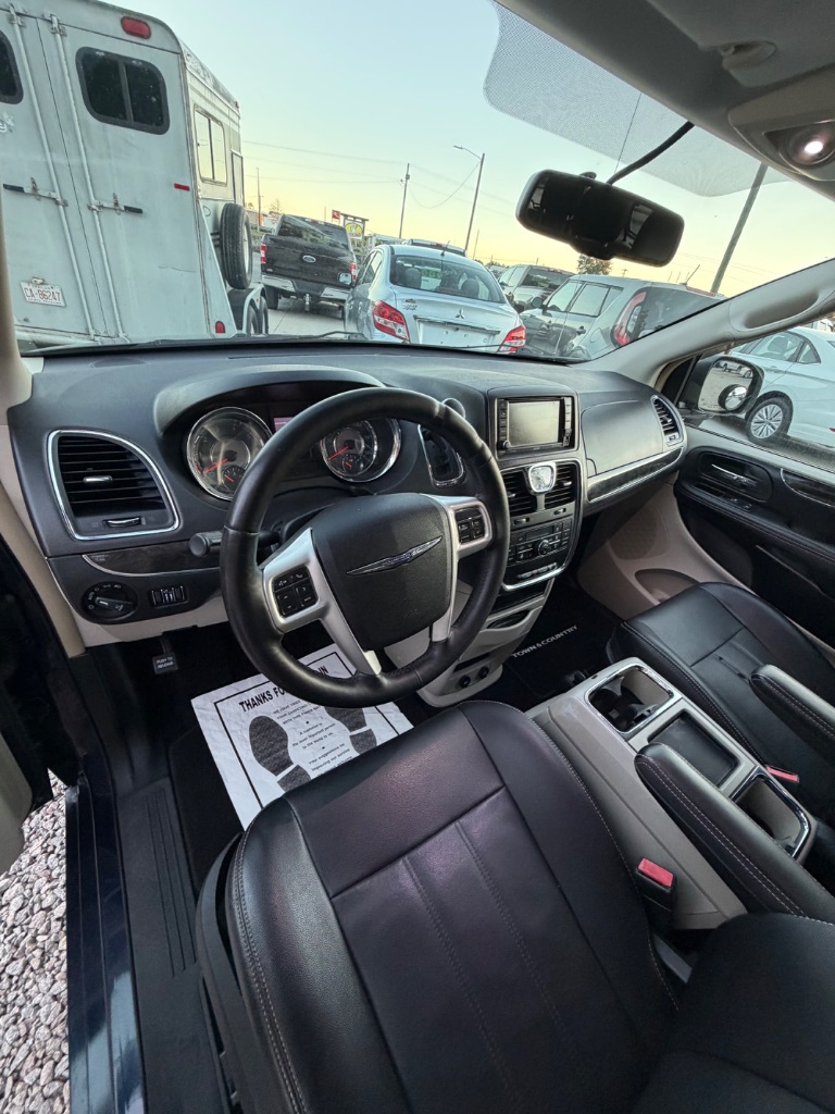 2015 Chrysler Town And Country - $10,900